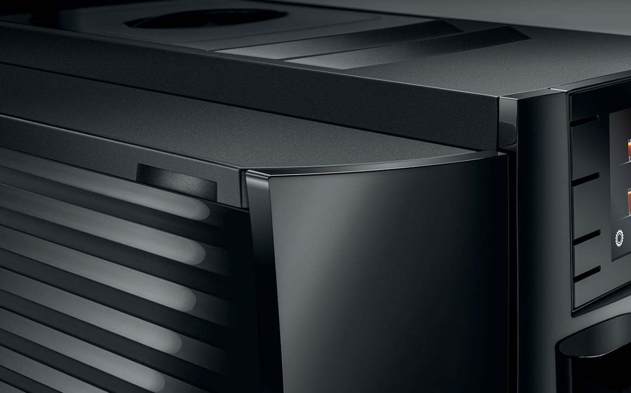 Although largely plastic, the build quality on the Jura E8 is sturdy, aesthetically pleasing, and luxurious